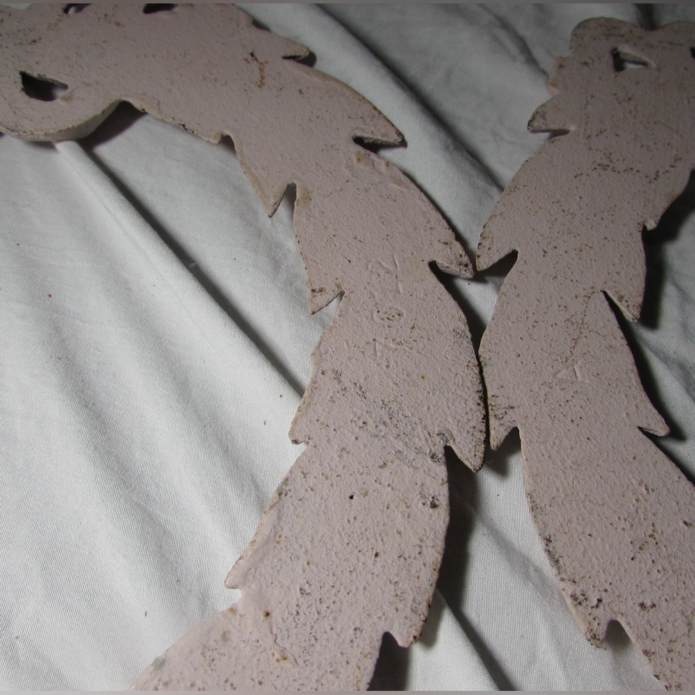 Elegant Pink Cast Iron Leaf Design - Picture 5 of 7